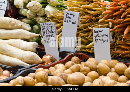 La verdura al mercato agricolo in "Santa Barbara, California Foto Stock