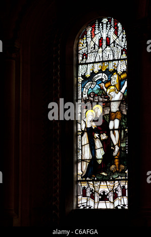 Cristo / Crocifissione vetrata, la chiesa di Santa Maria, Batsford, Cotswolds, Inghilterra Foto Stock