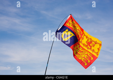 Un Royal Standard sventolio di bandiera contro un cielo blu Foto Stock