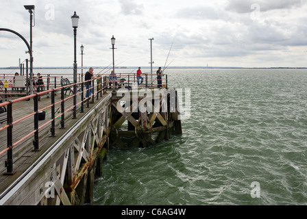 I pescatori pesca sul molo di Southend in Essex Foto Stock