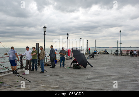 I pescatori sul molo di Southend in Essex. Foto Stock