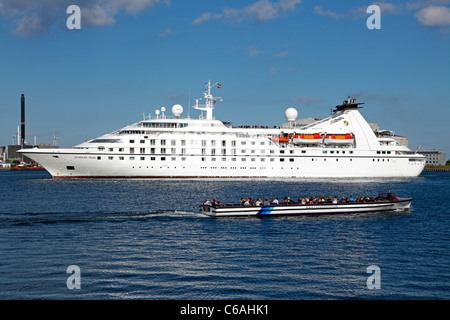La MS Seabourn Pride partenza dal porto di Copenhagen, Danimarca su un tardo pomeriggio estivo per Warnemünde, la Germania e il Mar Baltico Foto Stock