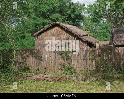 Dimora di stile tribale, Bodo Kachari's house esposti in un museo, Madhya Pradesh, India Foto Stock