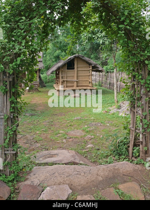 Dimora di stile tribale, Bodo Kachari's house esposti in un museo, Madhya Pradesh, India Foto Stock