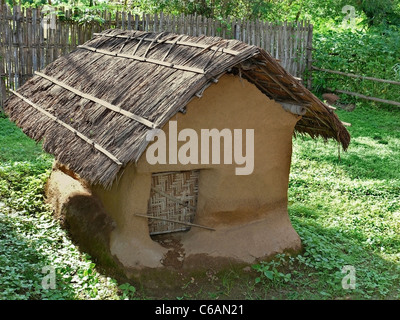 Dimora di stile tribale, Bodo Kachari's house esposti in un museo, Madhya Pradesh, India Foto Stock