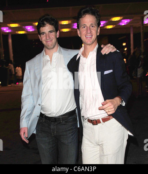 New York Giants quarterback Eli Manning (L) fuori e circa a South Beach durante il Superbowl weekend Miami Beach, Florida - Foto Stock