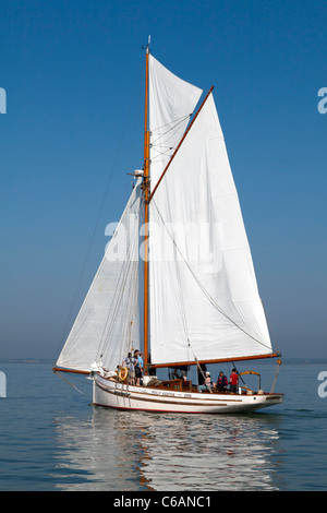 Polly Agatha Canale di Bristol Vela Fresa pilota adesivo telato gaff truccate vele becalmed calma ancora tranquilla dolce rilassante lento Foto Stock