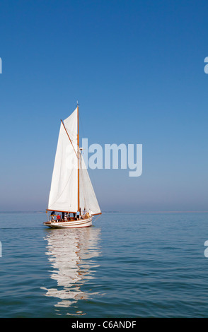 Polly Agatha Canale di Bristol Vela Fresa pilota adesivo telato gaff truccate vele becalmed calma ancora tranquilla dolce rilassante lento Foto Stock