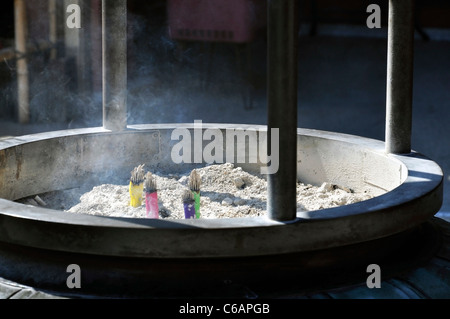 L'incenso è il fumo nella parte anteriore di un santuario in Giappone. Foto Stock