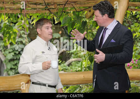 Brady Barr e Dr. Stephan Hering-Hagenbeck a una foto chiamata per la quinta stagione del National Geographic è pericoloso incontra' Foto Stock