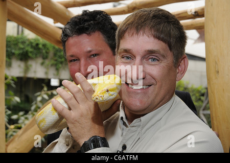 Dr. Stephan Hering-Hagenbeck e Brady Barr a una foto chiamata per la quinta stagione del National Geographic è pericoloso incontra' Foto Stock