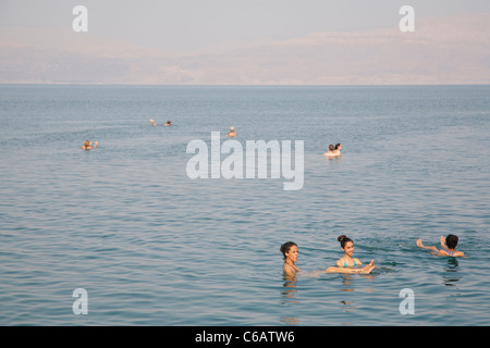 Persone nuotare nel Mar Morto, Israele Foto Stock