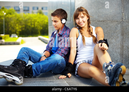 Paio di felice teens trascorrere il proprio tempo libero al di fuori Foto Stock