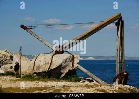 Un vecchio paranco pietra sull'isola di Portland Dorset Regno Unito Foto Stock