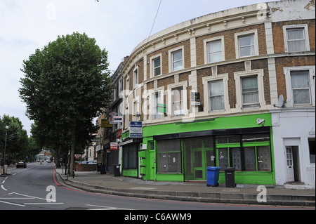 Tipiche case a schiera e negozi vuoti e proprietà in vendita e in affitto a London Borough of Lewisham SE23 Foto Stock