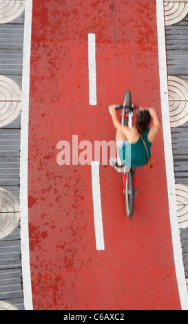 Vista aerea del giovane donna Bicicletta Equitazione su indicato il percorso del ciclo in Spagna Foto Stock