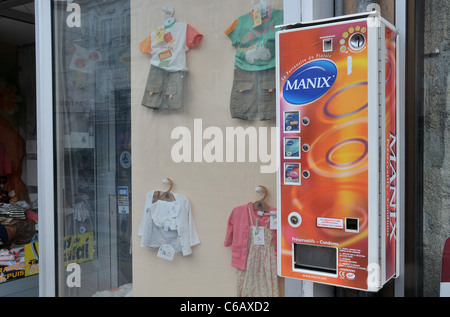 Il preservativo distributore avanti " Baby Luxe' store (abbigliamento per neonati specializzati), Issoire, Auvergne, Francia Foto Stock