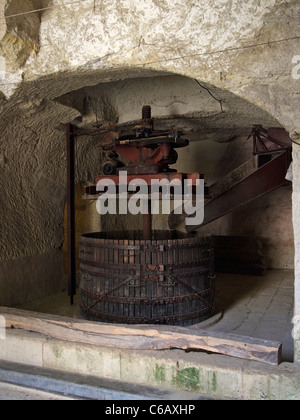 Il Chateau de Brézé ha un sotterraneo uva-premere direttamente sotto i vigneti. Valle della Loira, in Francia. Esso è stato utilizzato fino al 1976. Foto Stock