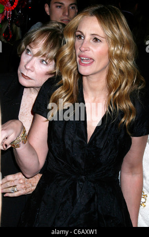 Shirley MacLaine e Julia Roberts Los Angeles Premiere mondiale di "San Valentino" tenutasi presso il Grauman's Chinese Theater - Rosso Foto Stock