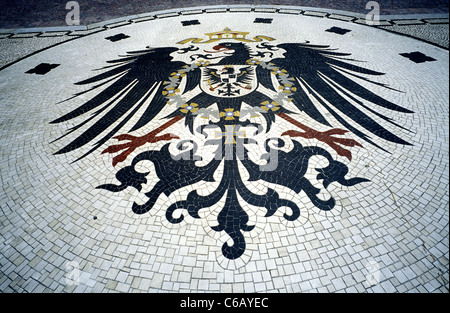 Mosaico raffigurante la Reichsadler (Imperial Eagle) nella parte anteriore del Neues Rathaus (Nuovo Municipio) a Schlossplatz a Wiesbaden. Foto Stock