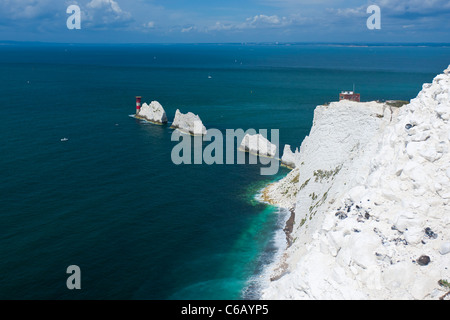 Gli aghi tre distintive di pile di creta nell'Isola di Wight e il faro Foto Stock