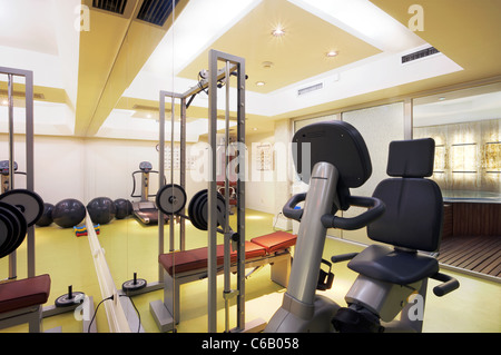 Interno di un vuoto di un club fitness con attrezzatura. Foto Stock