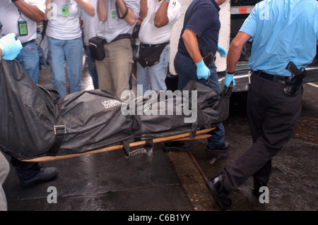 I lavoratori provenienti da NEW YORK ufficio del direttore medico esaminatore rimuovere tre corpi dopo un omicidio-suicidio Foto Stock