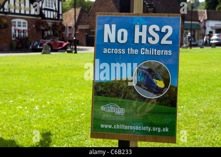 No HS2 attraverso il Chilterns segno di protesta sul verde a Chalfont St Giles village Bucks REGNO UNITO Foto Stock