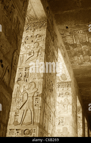 Colonne scolpite a Medinat Habu (Tempio mortuario di Ramses III), West Bank, Luxor, Egitto Foto Stock