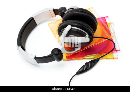 Cuffie stereo e dischi compatti in plastica colorata casi su sfondo bianco Foto Stock