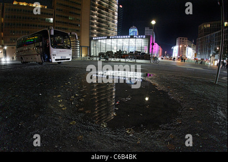 I grattacieli illuminati a Potsdamer Platz, Beisheim Center, il Ritz Carlton Hotel, il Festival delle luci di Berlino Foto Stock