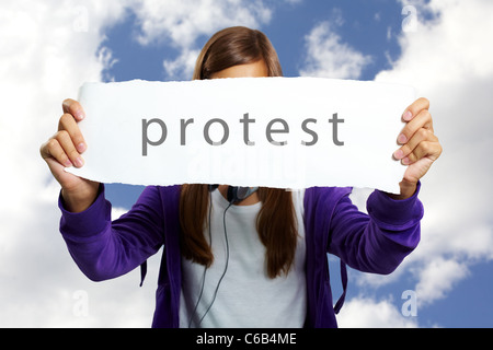 Immagine della ragazza adolescente in abiti casual holding foglio di carta bianco Foto Stock