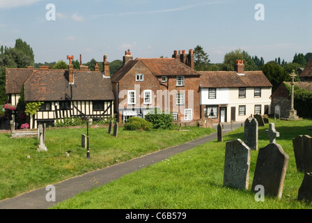 Cobham Kent REGNO UNITO. Charles Dickens ha utilizzato il graticcio pub bottiglia in pelle in questo paesino del Kent nel suo romanzo Pickwick Papers Foto Stock