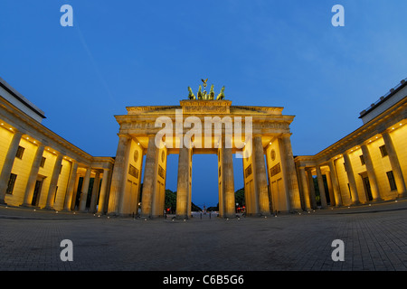 La Porta di Brandeburgo, nelle prime ore del mattino twilight, il Tiergarten, quartiere Mitte di Berlino, Germania, Europa Foto Stock