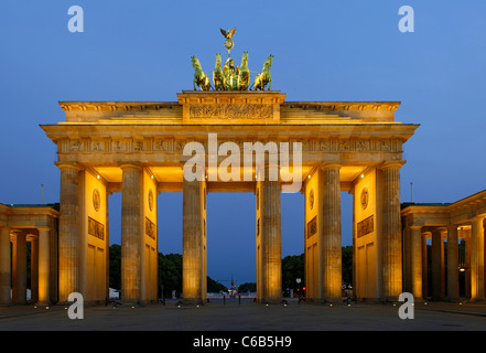 La Porta di Brandeburgo, nelle prime ore del mattino twilight, il Tiergarten, quartiere Mitte di Berlino, Germania, Europa Foto Stock