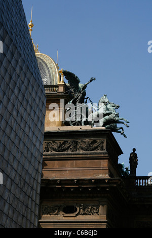 La quadriga sulla sommità del Teatro Nazionale di Praga, Repubblica Ceca Foto Stock