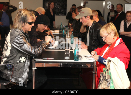 Gli Scorpions al lancio del libro 'Rock'n'Roll Forever - scorpioni' a Kulturkaufhaus Dussmann book store. Berlino, Foto Stock