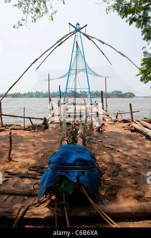 I cinesi le reti da pesca a Fort Cochin o Kochi, Kerala, India Foto Stock