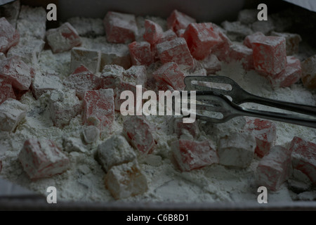 Confezione di lokum ( Turkish Delight ) in diversi colori Foto Stock