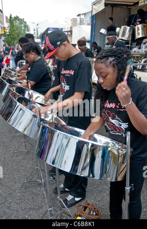 Membro della band da acciaio Metronomes orchestra che suona tamburo di acciaio a Notting Hill Campionati del panorama Foto Stock