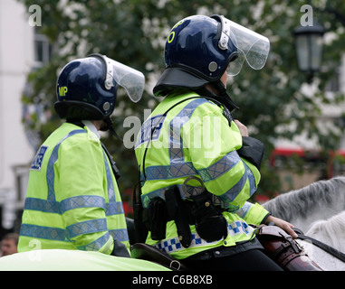 Due montati Metropolitan ufficiali della polizia in piena sommossa marcia, al di fuori del Chelsea Football Club di Londra. Foto Stock