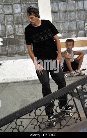 Tony Hawk in sella al suo skateboard in un photocall per luminose Messe 2010 fiera. Berlino, Germania - 09.07.2010 Foto Stock