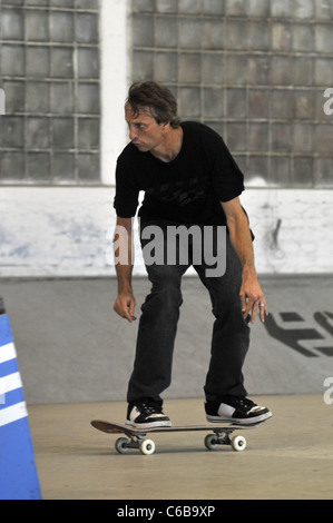 Tony Hawk in sella al suo skateboard in un photocall per luminose Messe 2010 fiera. Berlino, Germania - 09.07.2010 Foto Stock