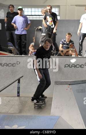 Tony Hawk in sella al suo skateboard in un photocall per luminose Messe 2010 fiera. Berlino, Germania - 09.07.2010 Foto Stock