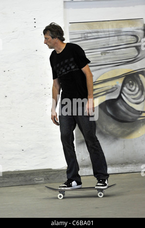 Tony Hawk in sella al suo skateboard in un photocall per luminose Messe 2010 fiera. Berlino, Germania - 09.07.2010 Foto Stock