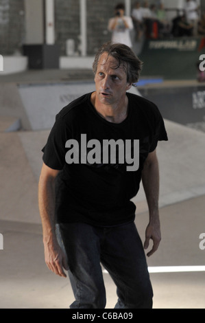 Tony Hawk in sella al suo skateboard in un photocall per luminose Messe 2010 fiera. Berlino, Germania - 09.07.2010 Foto Stock
