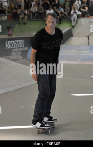 Tony Hawk in sella al suo skateboard in un photocall per luminose Messe 2010 fiera. Berlino, Germania - 09.07.2010 Foto Stock