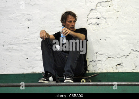 Tony Hawk in sella al suo skateboard in un photocall per luminose Messe 2010 fiera. Berlino, Germania - 09.07.2010 Foto Stock