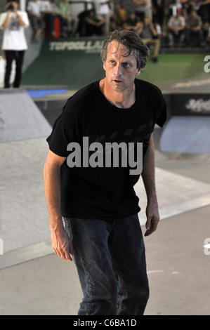 Tony Hawk in sella al suo skateboard in un photocall per luminose Messe 2010 fiera. Berlino, Germania - 09.07.2010 Foto Stock