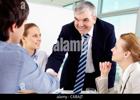 Foto di uomini d'affari di successo lo handshaking dopo la sorprendente trattare con partner nelle vicinanze Foto Stock
